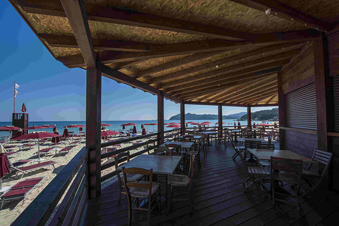 copertura in legno con vista mare