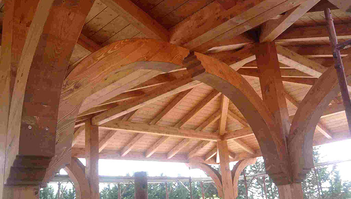 Grande struttura in legno