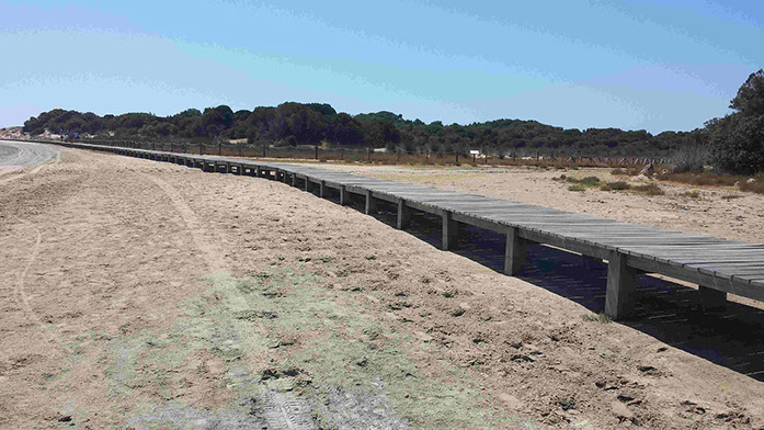 Pedana in legno sulla spiaggia