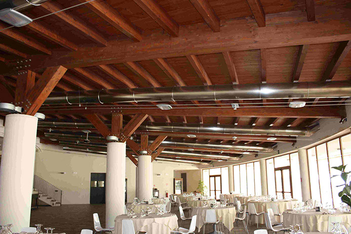 Grandi strutture in legno: Sala di un ristorante