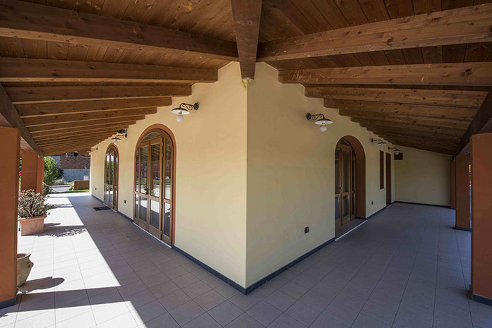 Casa con grandi strutture in legno