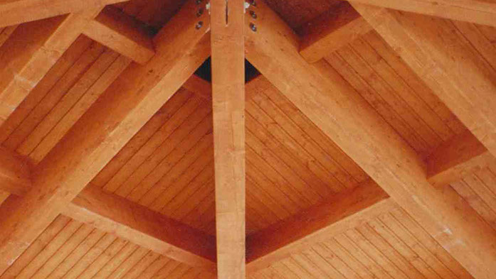 particolare di una tettoia in legno